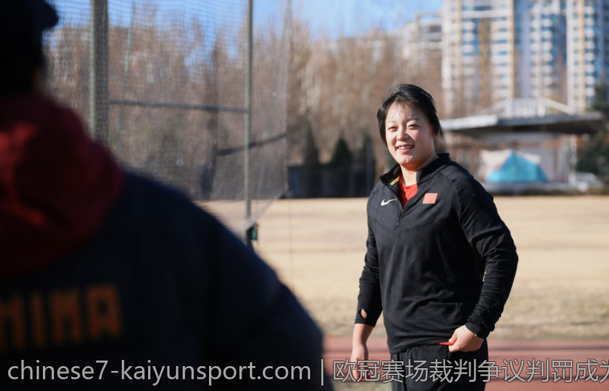 欧冠赛场裁判争议判罚成为赛后焦点